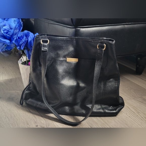 Black medium-size faux leather zippered tote shoulder bag, 20" (bag + straps) - Picture 2 of 15